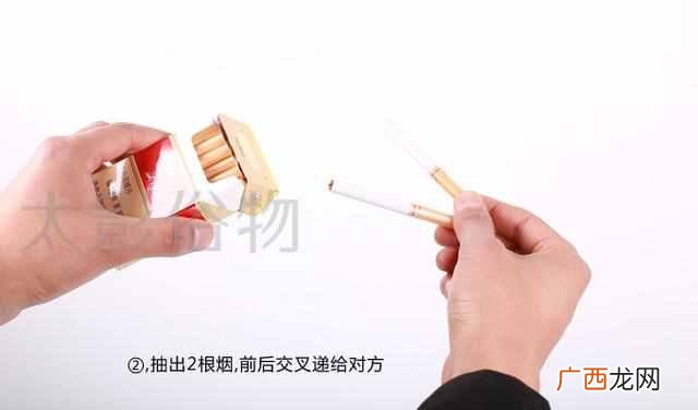 接烟的规矩和讲究？接烟的正确打开姿势，留着过年用