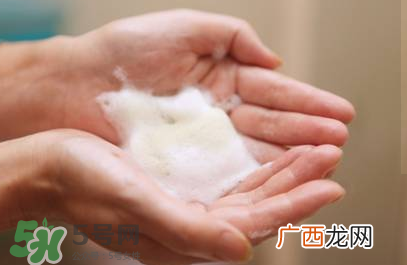 雅漾无皂基平衡洁肤凝胶怎么样 雅漾平衡洁肤凝胶好用吗