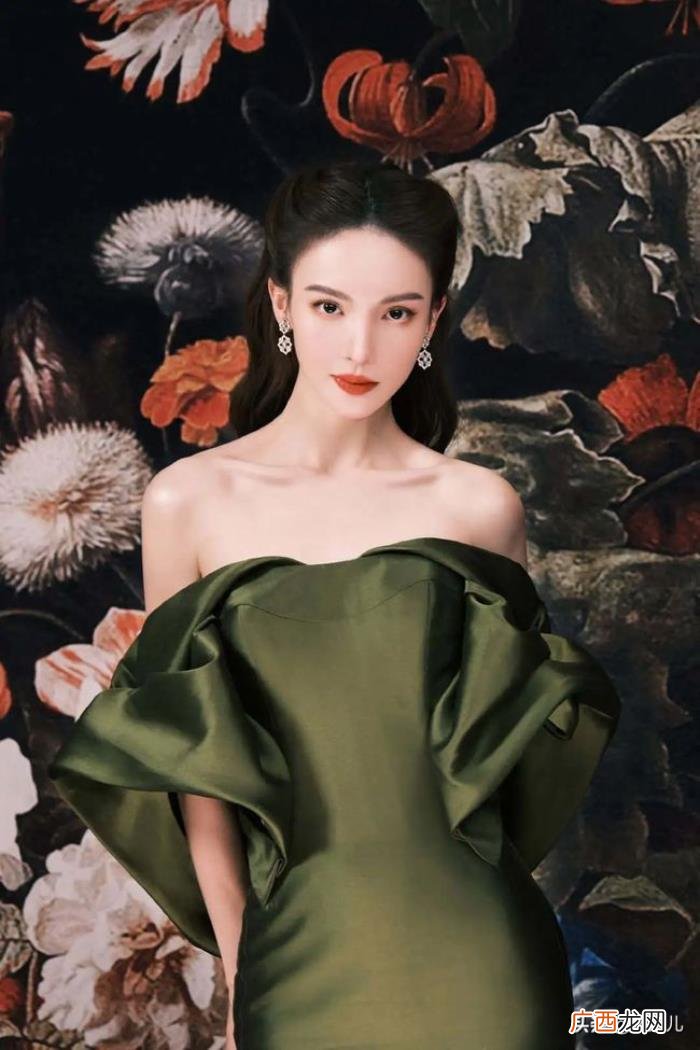 迪丽热巴最新红毯照片，为什么迪丽热巴能当红毯杀手