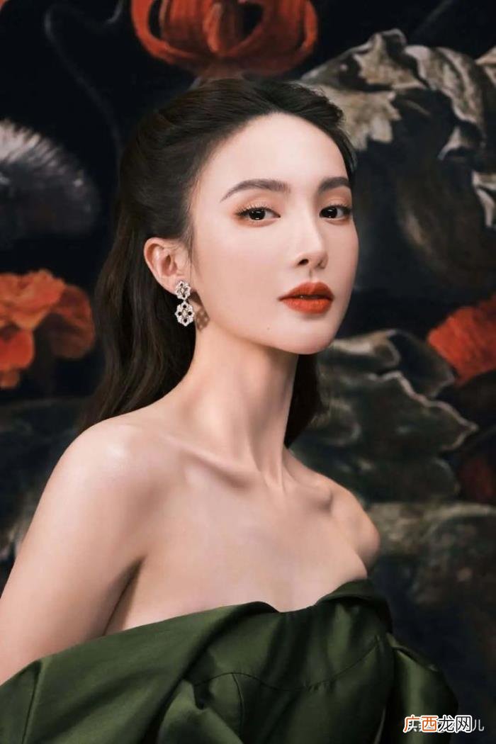 迪丽热巴最新红毯照片，为什么迪丽热巴能当红毯杀手