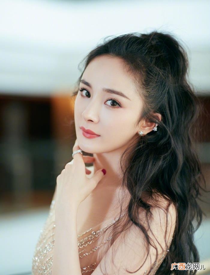 迪丽热巴最新红毯照片，为什么迪丽热巴能当红毯杀手