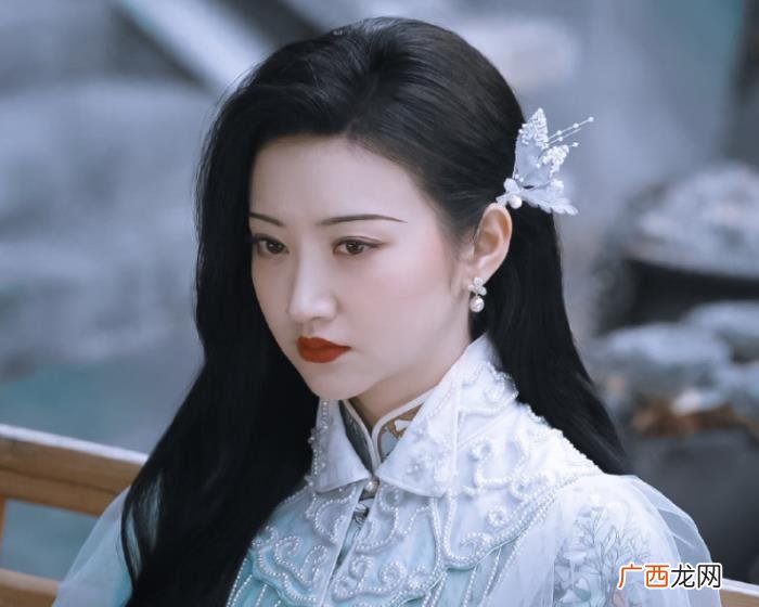 景甜大双眼皮是埋线么，32岁景甜双眼皮埋线拆了