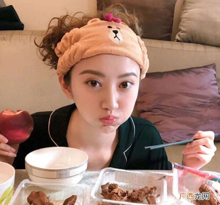景甜大双眼皮是埋线么，32岁景甜双眼皮埋线拆了