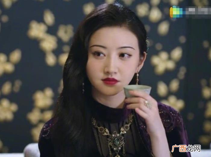 景甜大双眼皮是埋线么，32岁景甜双眼皮埋线拆了