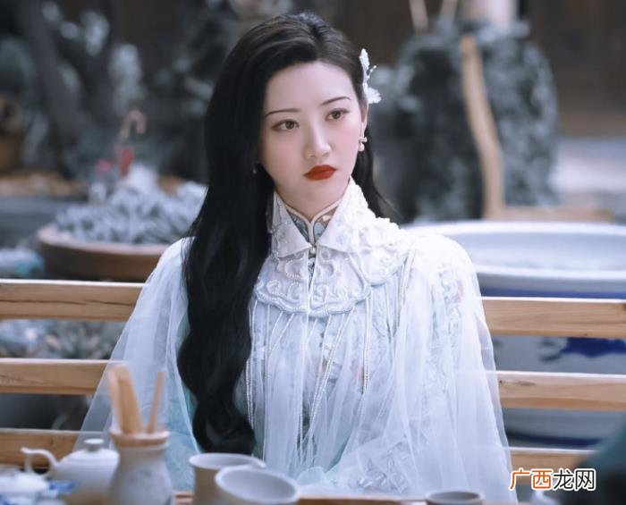 景甜大双眼皮是埋线么，32岁景甜双眼皮埋线拆了