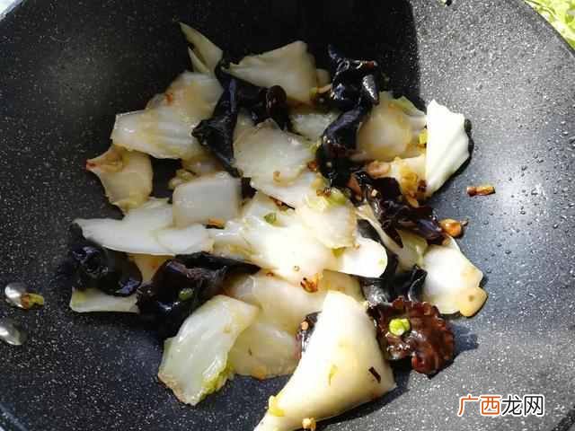 脆皮肠炒木耳白菜片的家常做法？这么炒又脆又美味，只要一上桌就抢