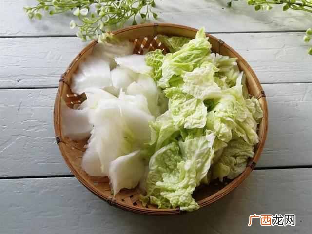 脆皮肠炒木耳白菜片的家常做法？这么炒又脆又美味，只要一上桌就抢