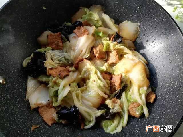 脆皮肠炒木耳白菜片的家常做法？这么炒又脆又美味，只要一上桌就抢