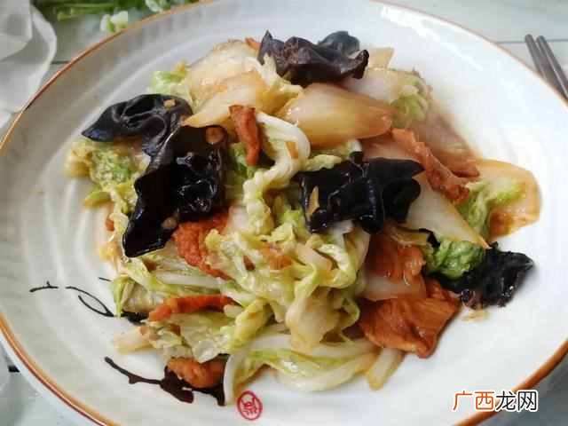 脆皮肠炒木耳白菜片的家常做法？这么炒又脆又美味，只要一上桌就抢
