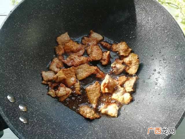 脆皮肠炒木耳白菜片的家常做法？这么炒又脆又美味，只要一上桌就抢