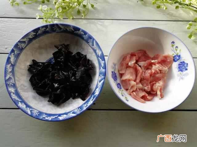 脆皮肠炒木耳白菜片的家常做法？这么炒又脆又美味，只要一上桌就抢