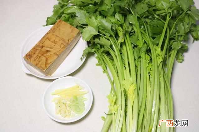 怎样做美味的芹菜面疙瘩汤面？？学会这样做芹菜虾皮疙瘩汤