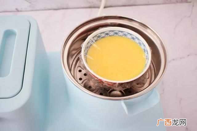 鸡蛋羹的做法？3步蒸出完美的鸡蛋羹，光滑如镜，比果冻都嫩
