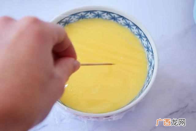 鸡蛋羹的做法？3步蒸出完美的鸡蛋羹，光滑如镜，比果冻都嫩