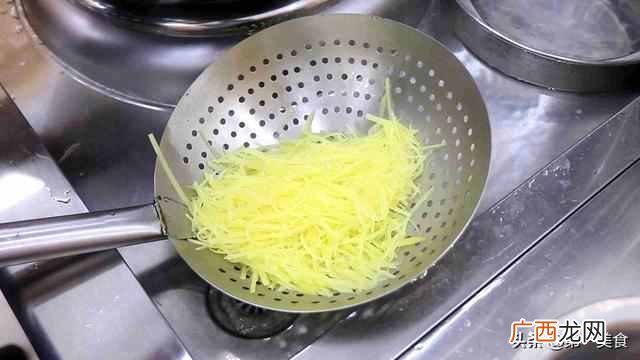 土豆丝的做法？饭店的土豆丝为啥炒的那么好吃，厨师长分享正宗做法