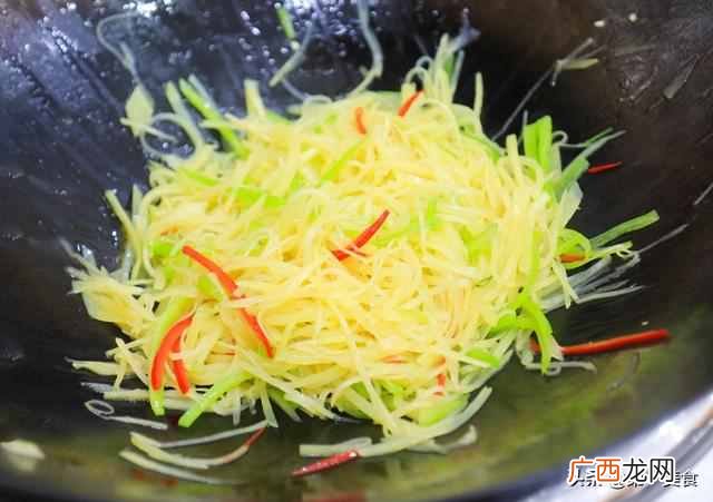 土豆丝的做法？饭店的土豆丝为啥炒的那么好吃，厨师长分享正宗做法