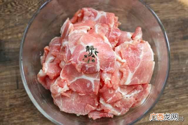 水煮肉片的家常做法？肉片滑嫩的诀窍全在里面了