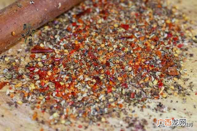 水煮肉片的家常做法？肉片滑嫩的诀窍全在里面了
