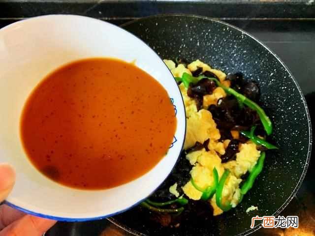 怎样做美味的木耳青椒炒鸡蛋？？简单又快手家常菜，绝对的好吃