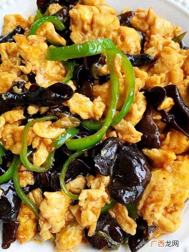怎样做美味的木耳青椒炒鸡蛋？？简单又快手家常菜，绝对的好吃