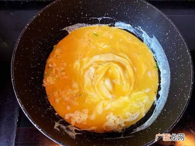 怎样做美味的木耳青椒炒鸡蛋？？简单又快手家常菜，绝对的好吃