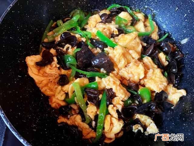 怎样做美味的木耳青椒炒鸡蛋？？简单又快手家常菜，绝对的好吃