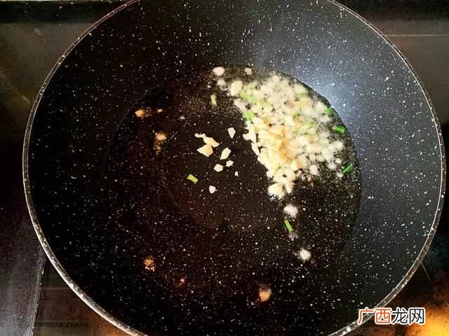 怎样做美味的木耳青椒炒鸡蛋？？简单又快手家常菜，绝对的好吃