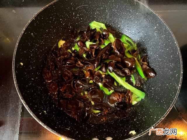 怎样做美味的木耳青椒炒鸡蛋？？简单又快手家常菜，绝对的好吃