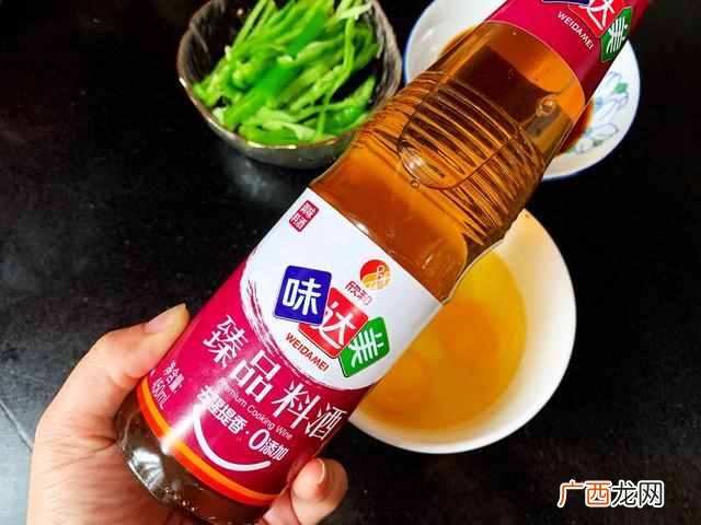 怎样做美味的木耳青椒炒鸡蛋？？简单又快手家常菜，绝对的好吃