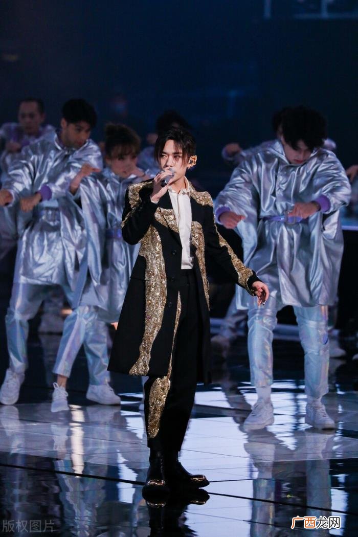 双十一千玺，双十一晚会易烊千玺带新曲火热开场