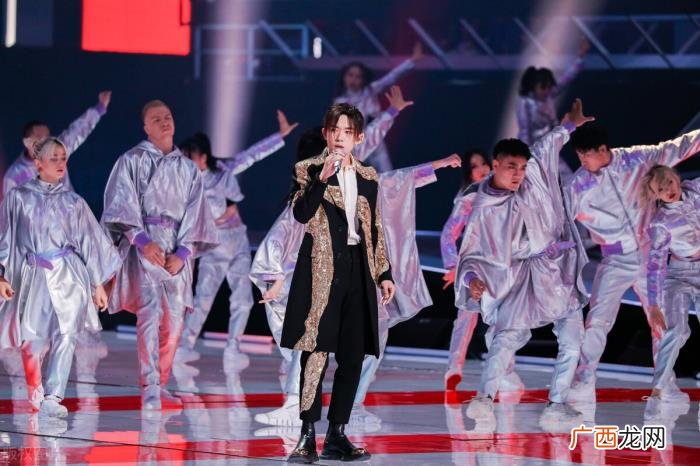 双十一千玺，双十一晚会易烊千玺带新曲火热开场