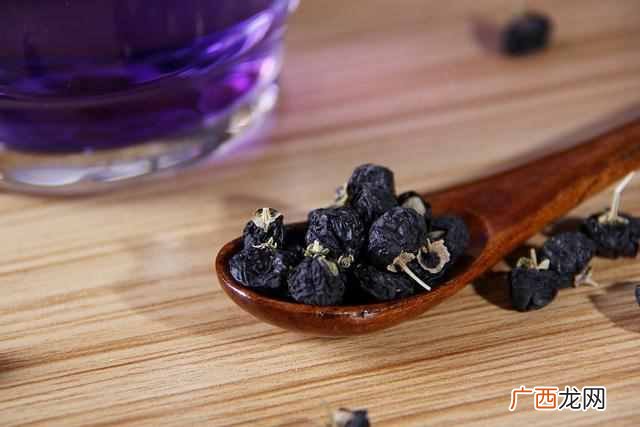 黑枸杞泡水喝有哪些功效？？坚持喝黑枸杞，身体会有这些益处