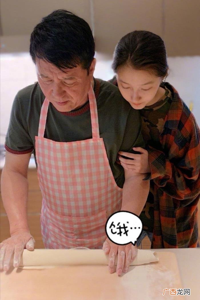 关晓彤父女合照，关晓彤父女情深