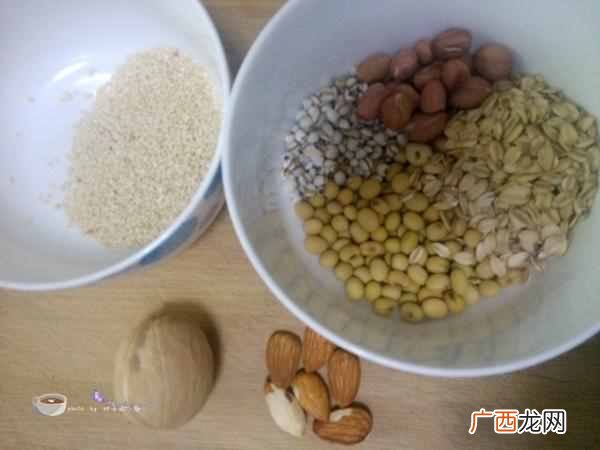 薏米花生黄豆黑豆芝麻五谷豆浆的做法？快速打造细腻爽滑五谷豆浆