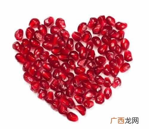 如何做石榴气泡水？鲜红如血的石榴气泡水的制作方法？