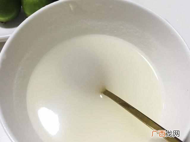 如何做百香果凉粉？做法简单的青柠百香果凉粉，酸甜回味