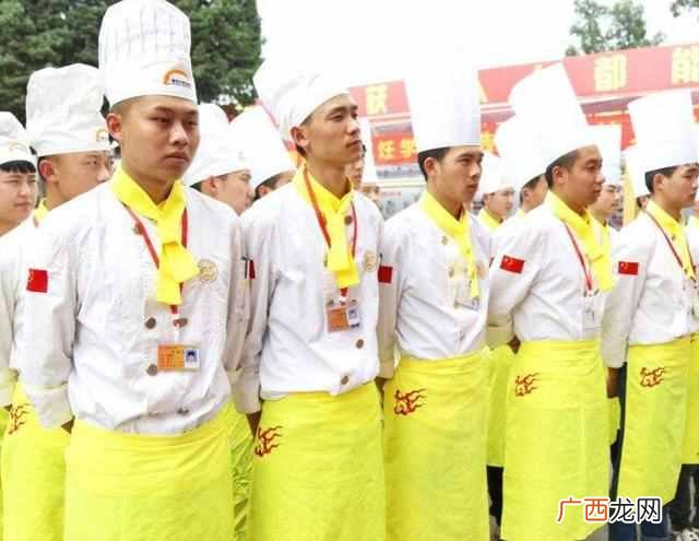 厨师为什么要戴高帽子？为什么厨师上班要戴着很高的帽子