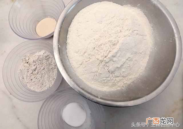 家庭最简单面包的做法?四款简单易操作的家庭版面包制作
