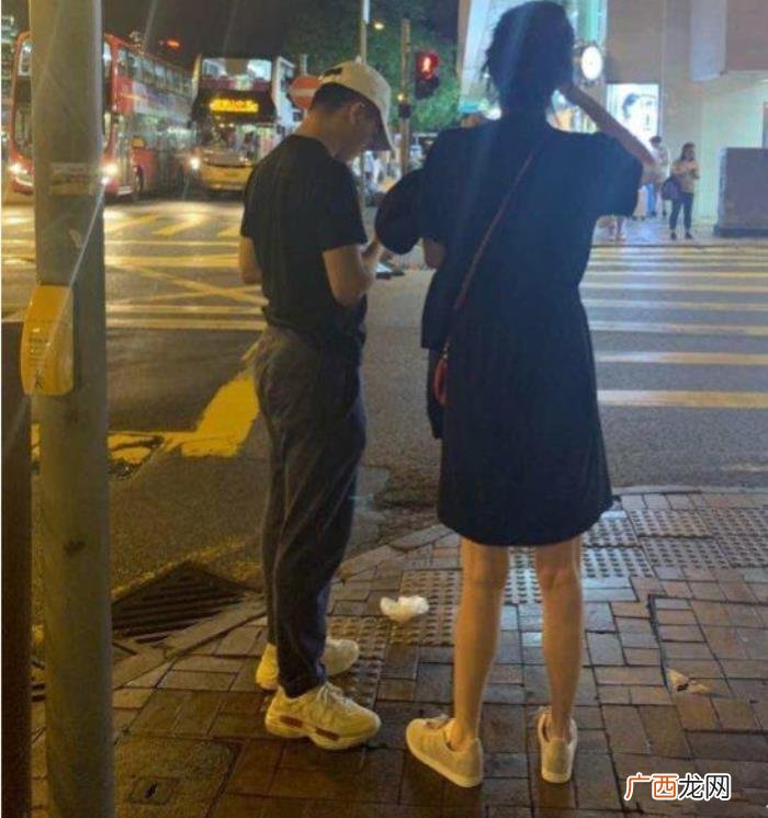 何猷君多高，何猷君和身高1米78奚梦瑶平底鞋逛街