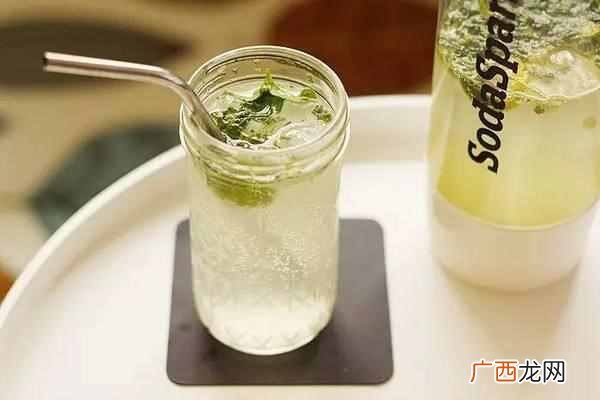 教你如何制作简单夏日青柠气泡水？清新爽口还好学，从此夏天告别凉