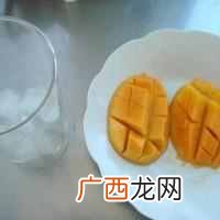 简单的芒果沙冰教材？芒果冰沙的做法步骤