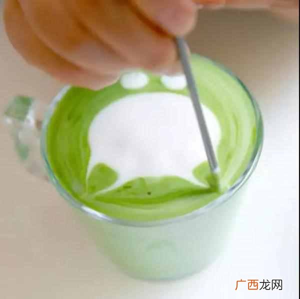 如何自制抹茶奶茶,拉出漂亮的花?抹茶拿铁制作教程
