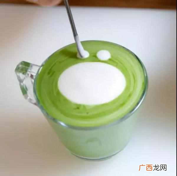 如何自制抹茶奶茶,拉出漂亮的花?抹茶拿铁制作教程