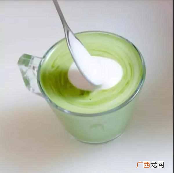 如何自制抹茶奶茶,拉出漂亮的花?抹茶拿铁制作教程