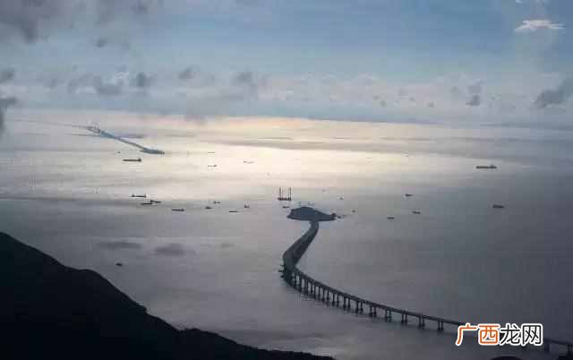 为什么很多跨海大桥要建成曲线？？港珠澳大桥为什么是曲线的？