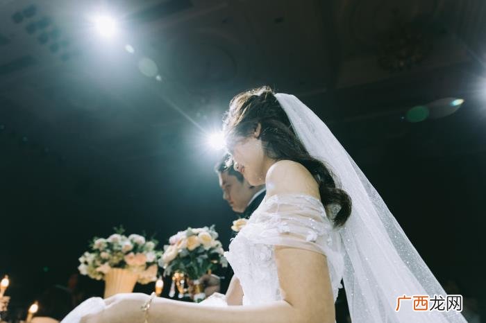 分手后眼神分析，他看你的眼神里再也没有光