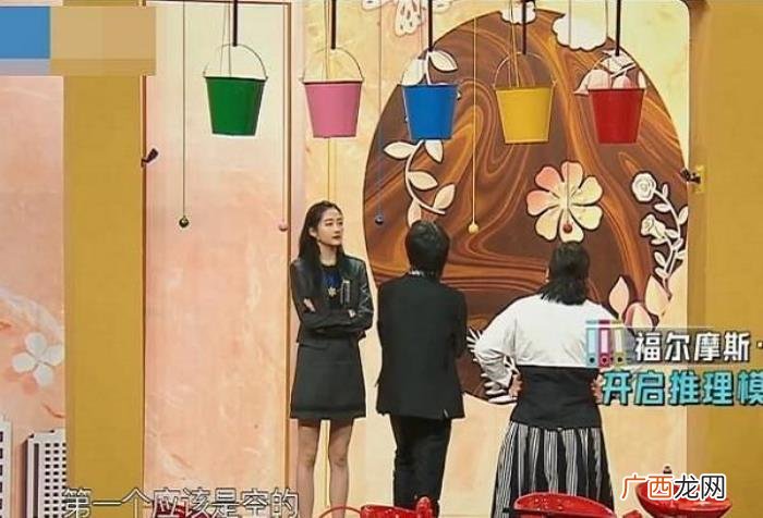 关晓彤光脚，关晓彤宁愿光脚玩游戏也怕把鞋打湿