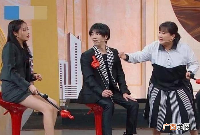 关晓彤光脚，关晓彤宁愿光脚玩游戏也怕把鞋打湿