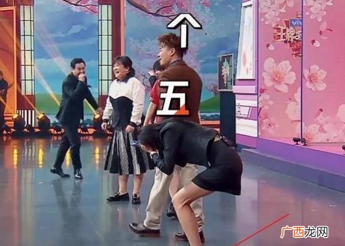 关晓彤光脚，关晓彤宁愿光脚玩游戏也怕把鞋打湿