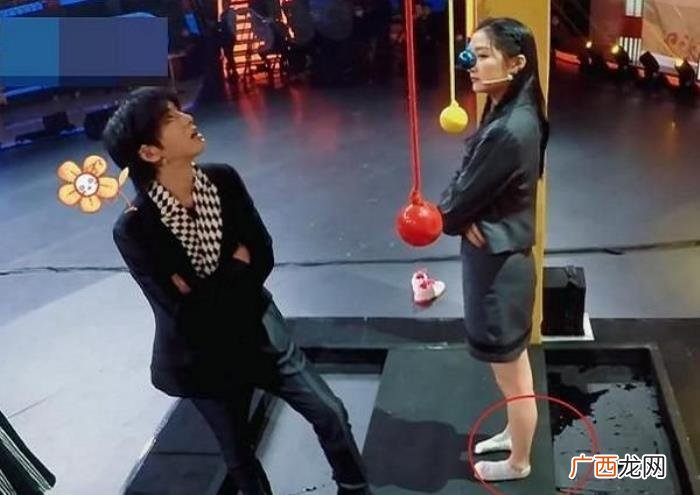 关晓彤光脚，关晓彤宁愿光脚玩游戏也怕把鞋打湿